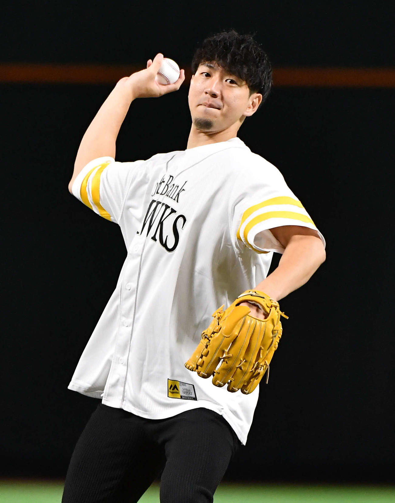 ソフトバンク対日本ハム　セレモニアルピッチを務めた、男子バスケットボール日本代表の比江島（撮影・岩下翔太）