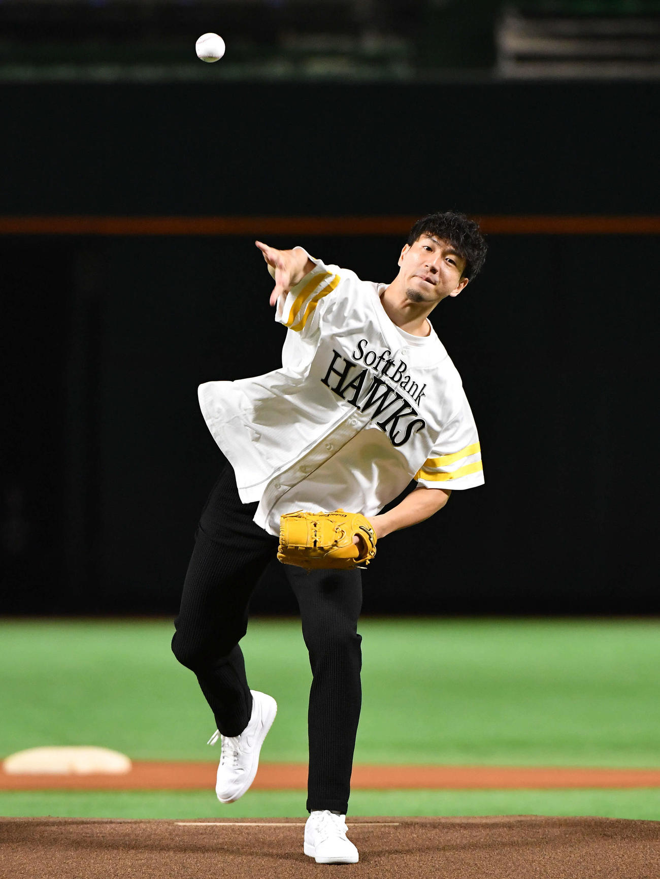ソフトバンク対日本ハム　セレモニアルピッチを務めた、男子バスケットボール日本代表の比江島（撮影・岩下翔太）
