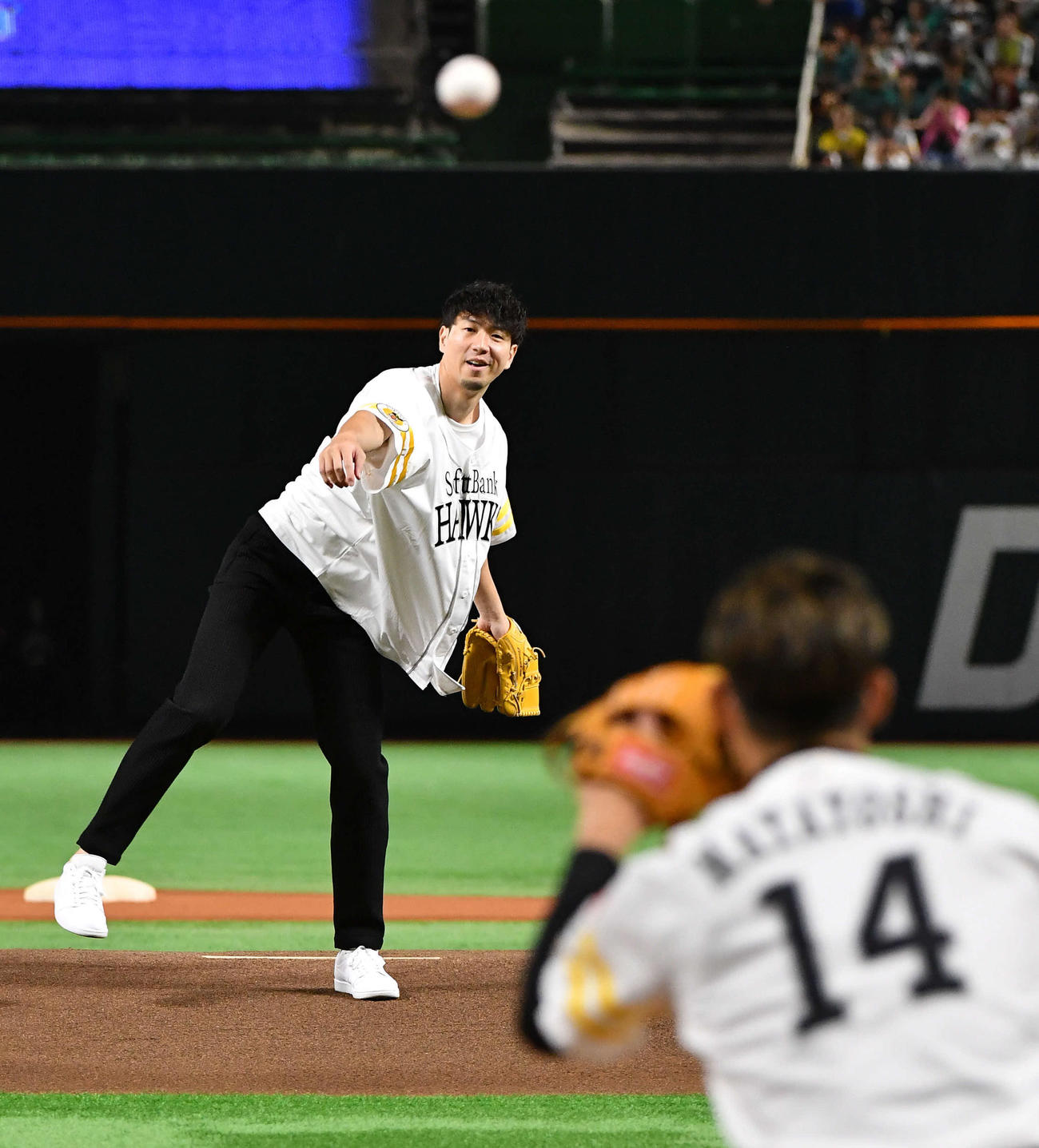 ソフトバンク対日本ハム　セレモニアルピッチを務めた、男子バスケットボール日本代表の比江島（撮影・岩下翔太）