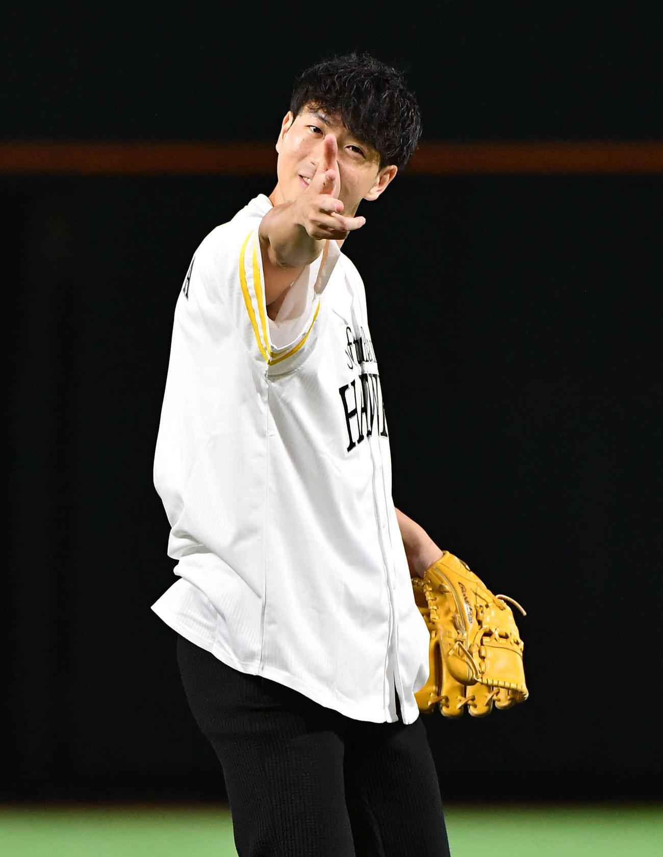 ソフトバンク対日本ハム　セレモニアルピッチで投球し、ポーズを決める男子バスケットボール日本代表の比江島（撮影・岩下翔太）