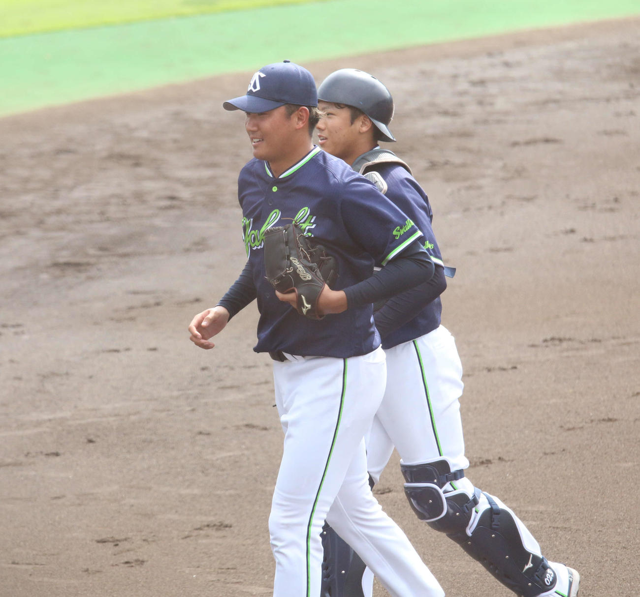 日本ハム対ヤクルト　先発で1回無安打無失点だったヤクルト奥川（右は橋本星哉捕手）（撮影・木下大輔）