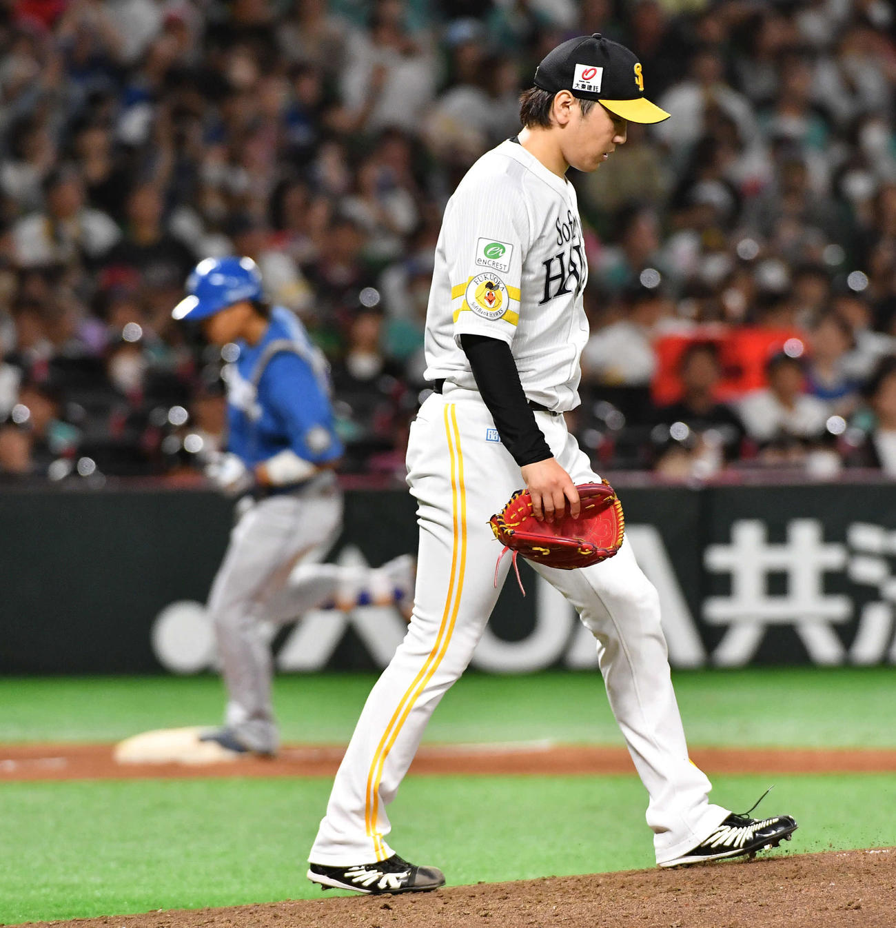ソフトバンク対日本ハム　3回表日本ハム無死一、三塁、田宮（左）に逆転の右越え3点本塁打を打たれ、肩を落とす石川（撮影・岩下翔太）