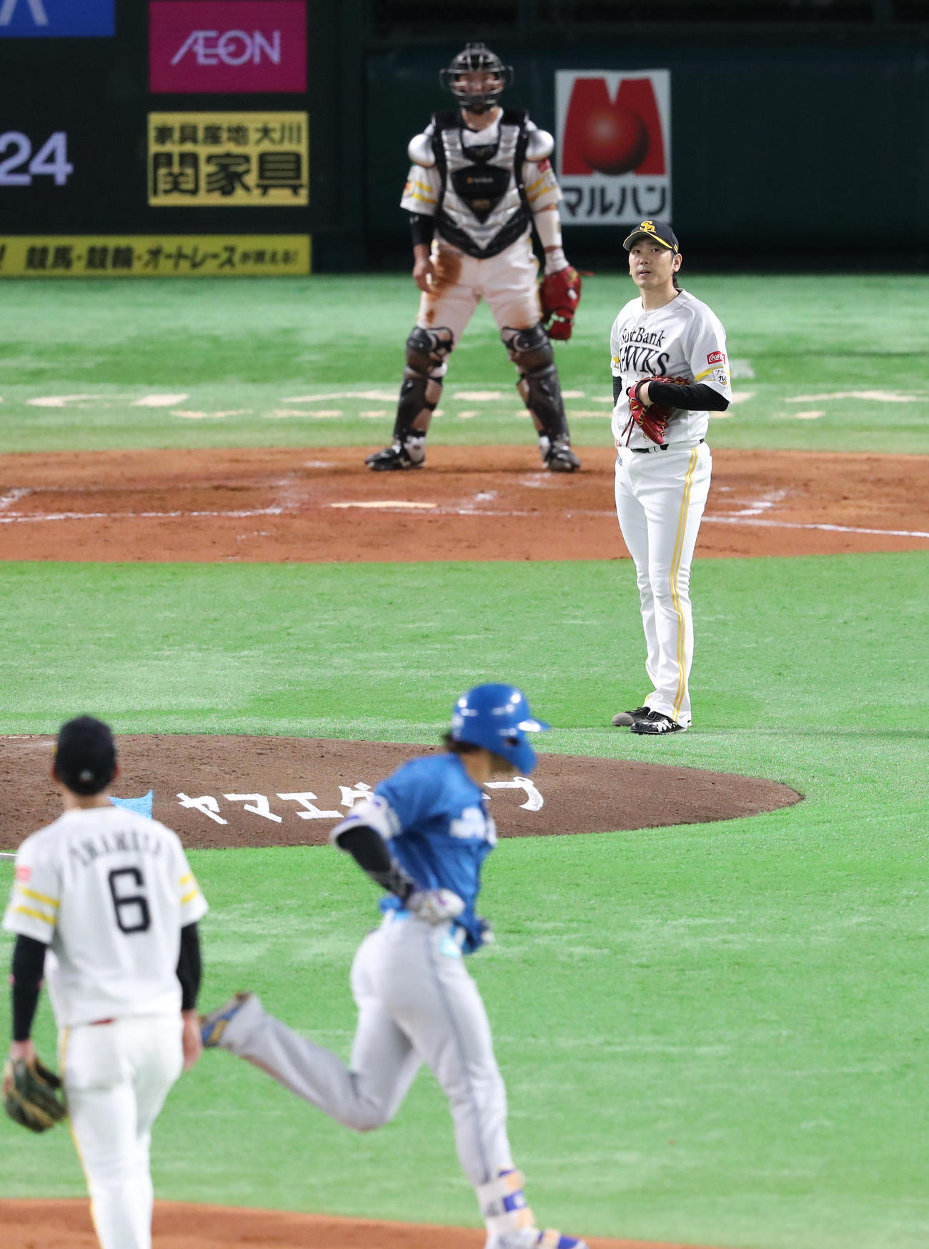 ソフトバンク対日本ハム　3回表日本ハム無死一、三塁、田宮に右越え逆転3点本塁打を浴びた石川（撮影・梅根麻紀）