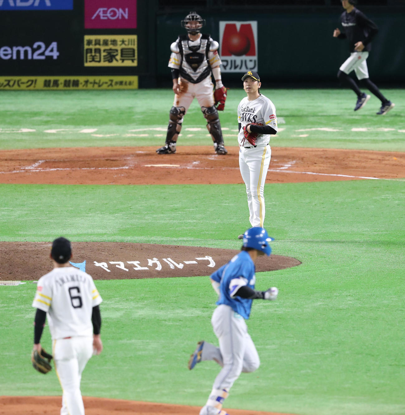 ソフトバンク対日本ハム　3回表日本ハム無死一、三塁、田宮に右越え逆転3点本塁打を浴びた石川（撮影・梅根麻紀）