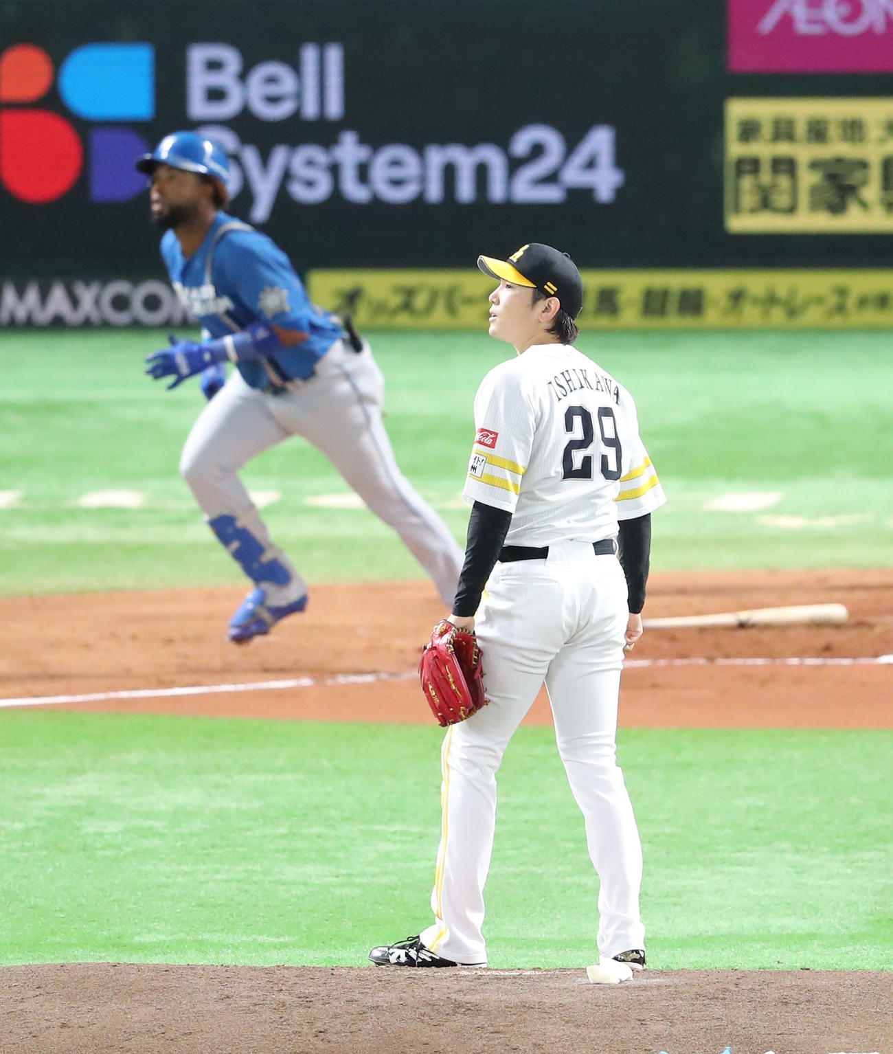 ソフトバンク対日本ハム　2回表日本ハム無死、アルカンタラに右越え先制本塁打を浴びた石川（撮影・梅根麻紀）