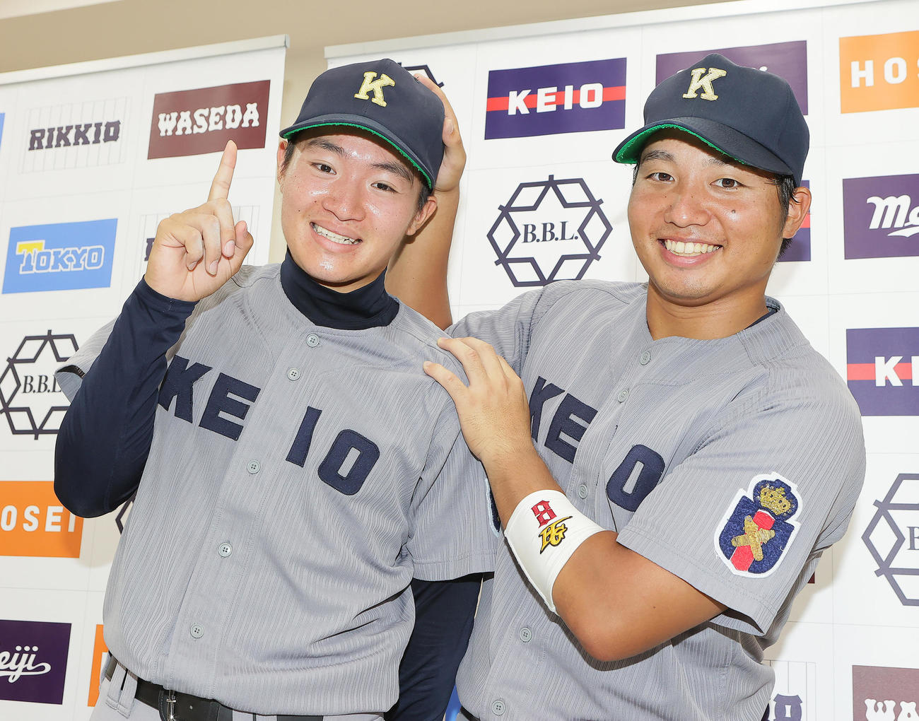 東大対慶大　この日、5安打の慶大の栗林泰（右）は勝利を挙げた竹内をねぎらい笑顔（撮影・足立雅史）