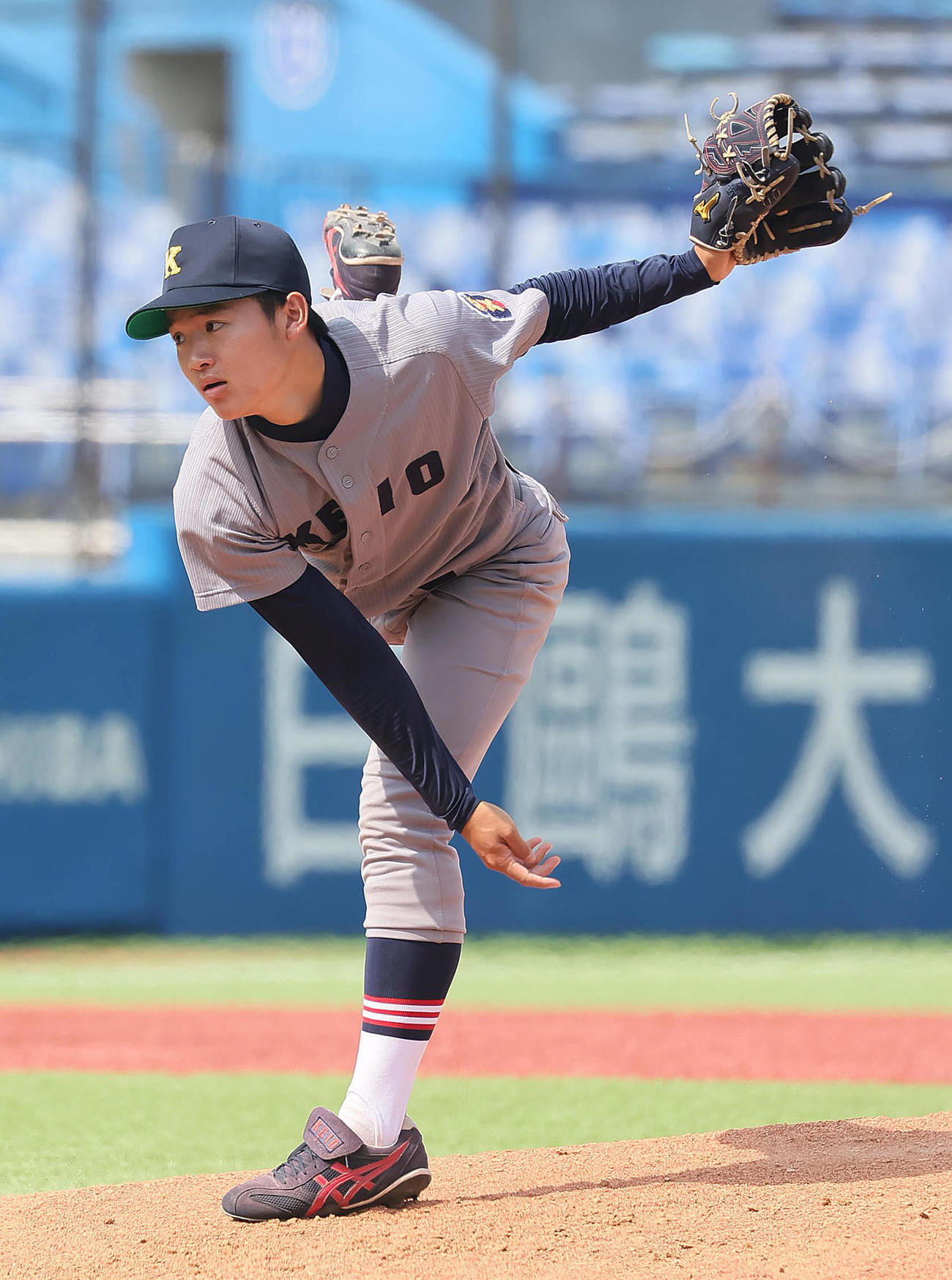 東大対慶大　5回から登板した慶大・竹内（撮影・足立雅史）