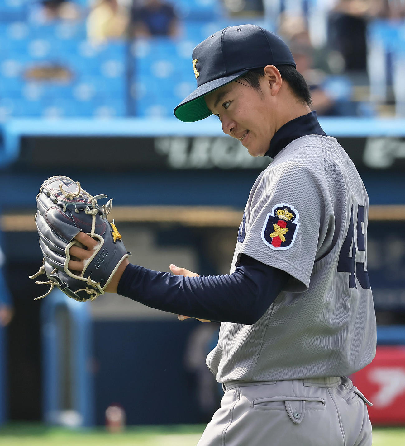 東大対慶大　5回から2番手で登板し無失点の好投で試合を締めた慶大・竹内（撮影・足立雅史）