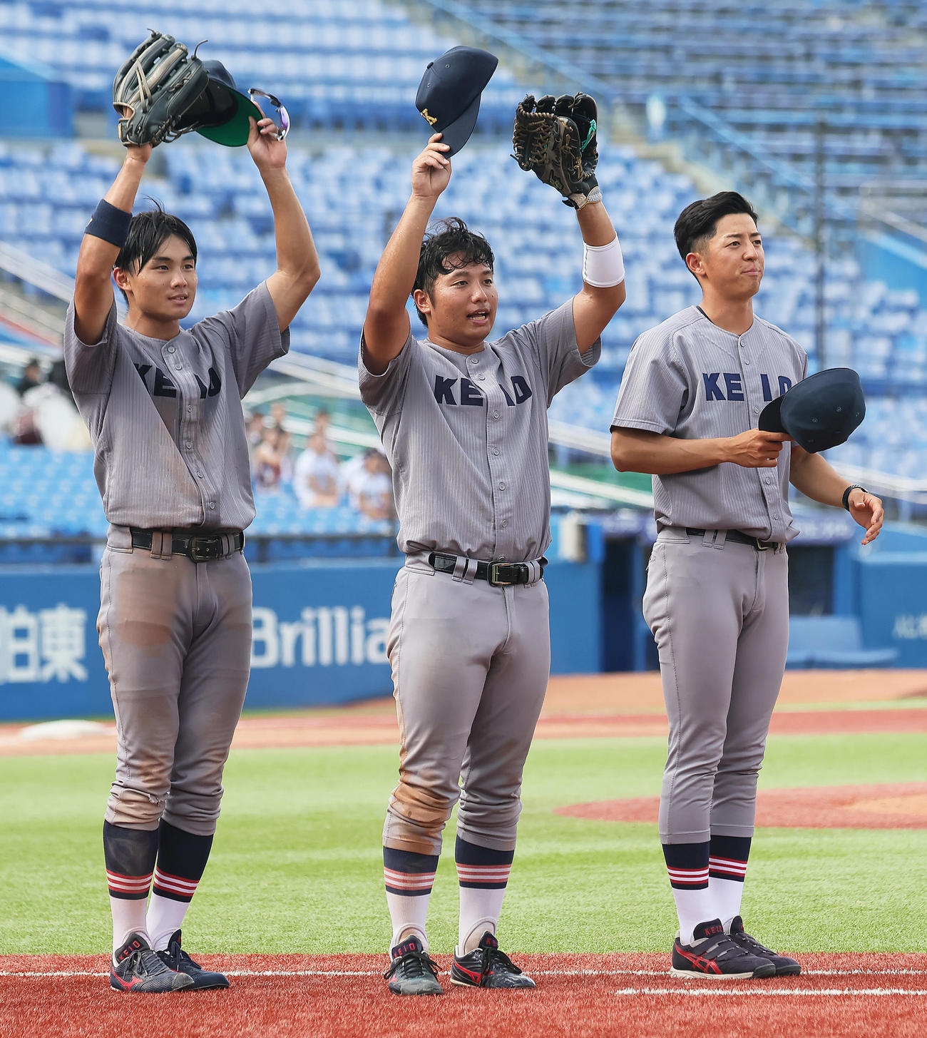 東大対慶大　この日、5安打の活躍を見せスタンドの声援に応える慶大・栗林泰（中央）（撮影・足立雅史）