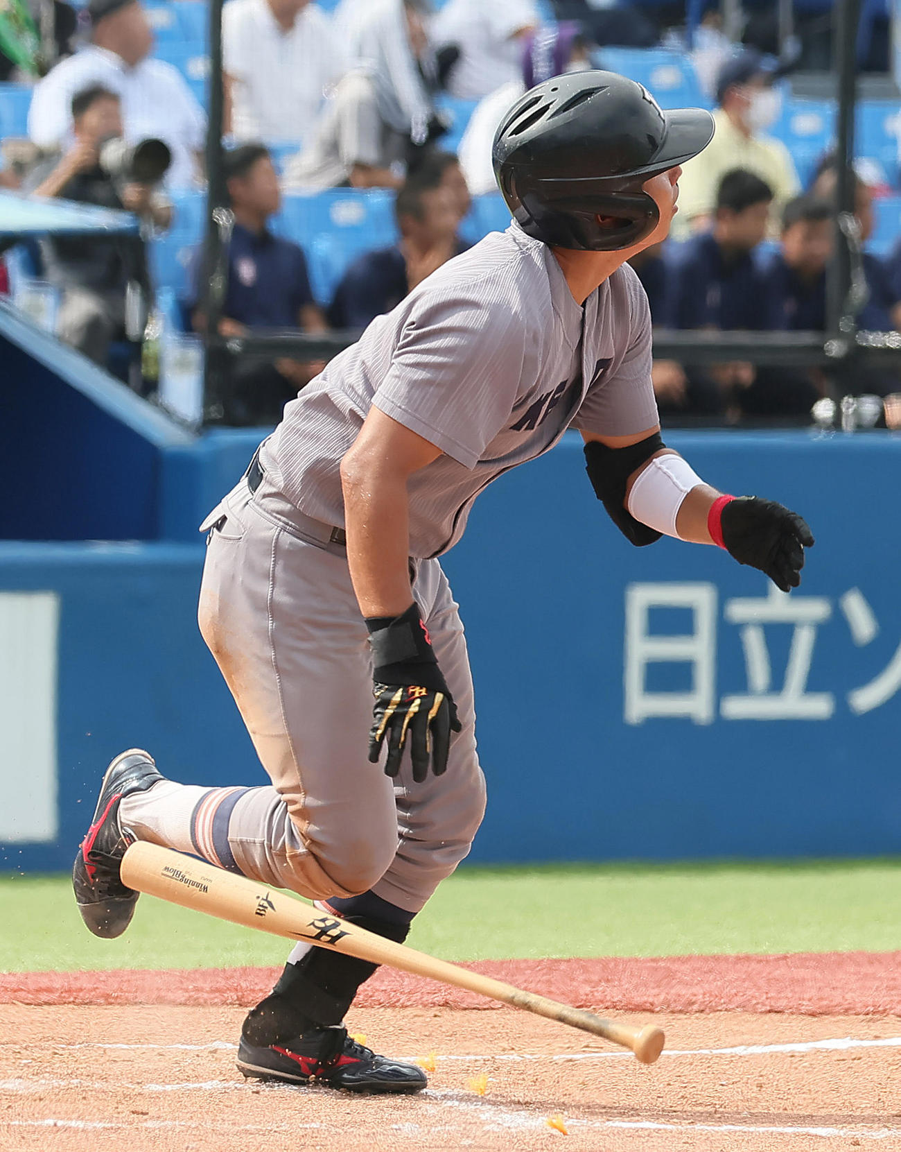 東大対慶大　8回裏慶大2死三塁、栗林泰は中飛に倒れる（撮影・足立雅史）