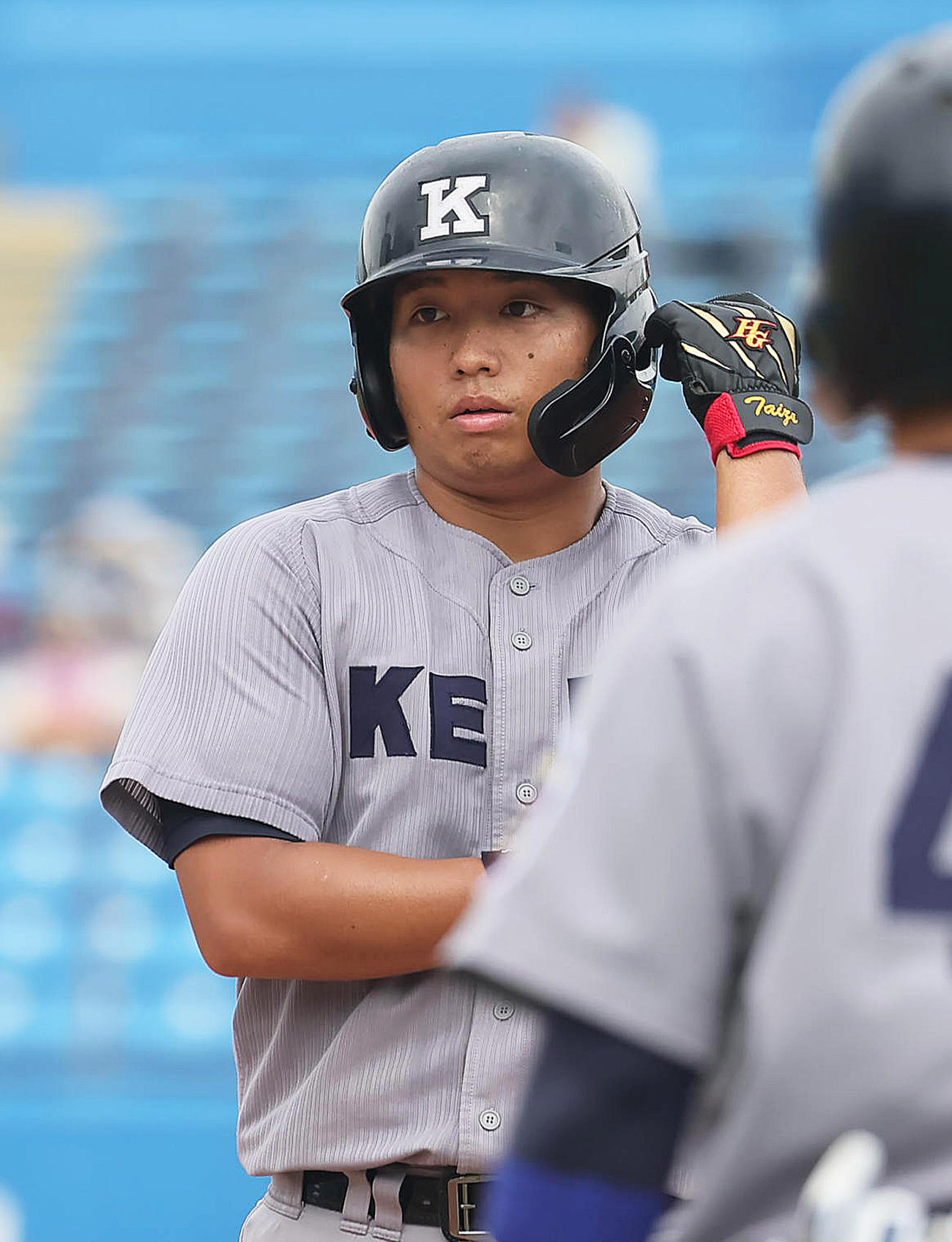 東大対慶大　2回裏慶大2死一、二塁、栗林泰は左前適時打を放つ（撮影・足立雅史）