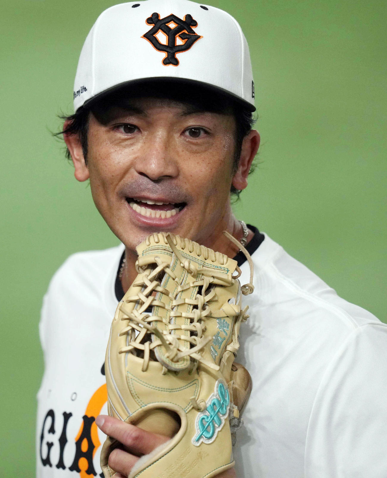 巨人対ヤクルト　試合前の練習で報道陣にあいさつする松田（撮影・狩俣裕三）