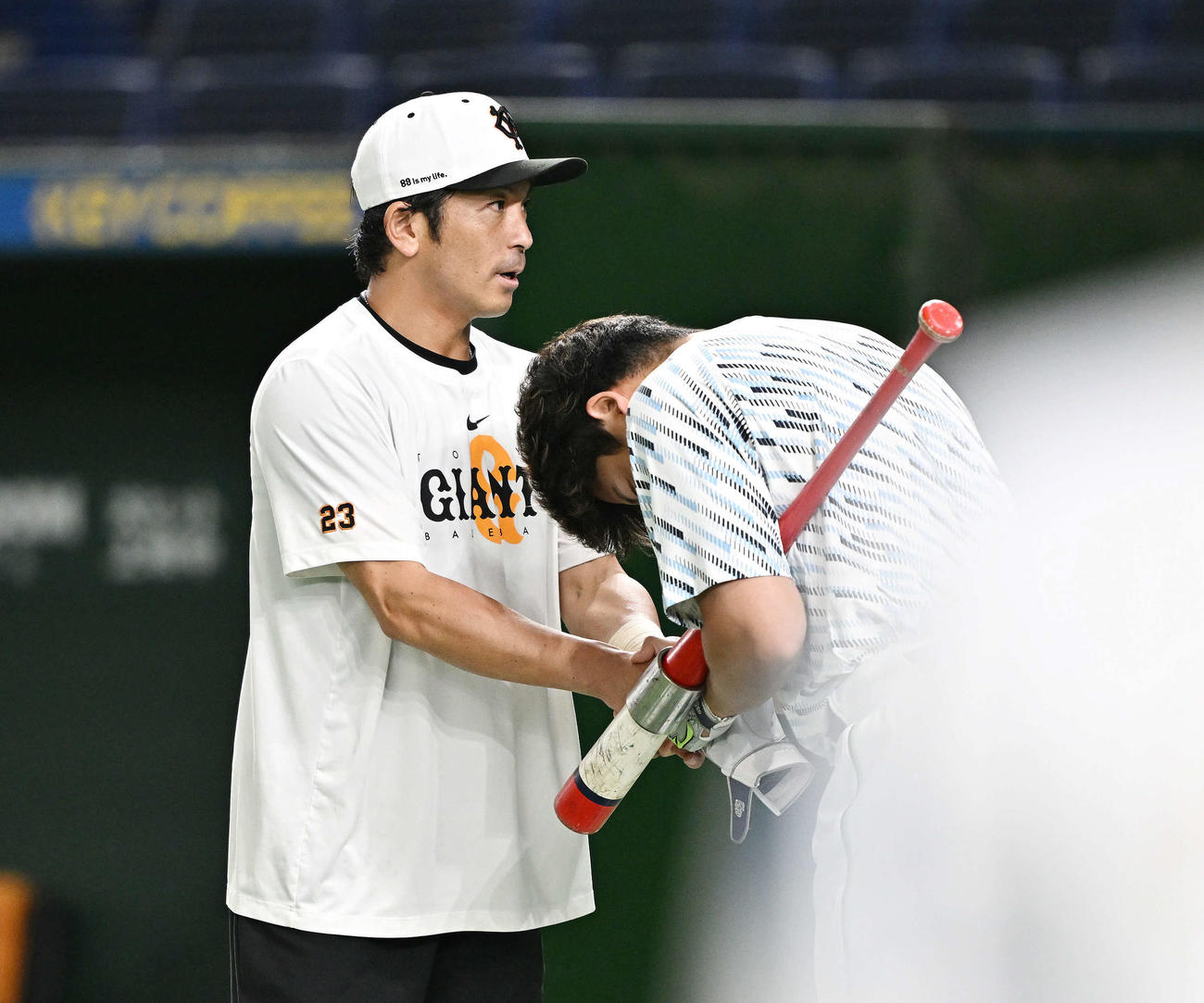 巨人対ヤクルト　試合前練習で巨人松田（左）はヤクルト村上と握手を交わす（撮影・滝沢徹郎）