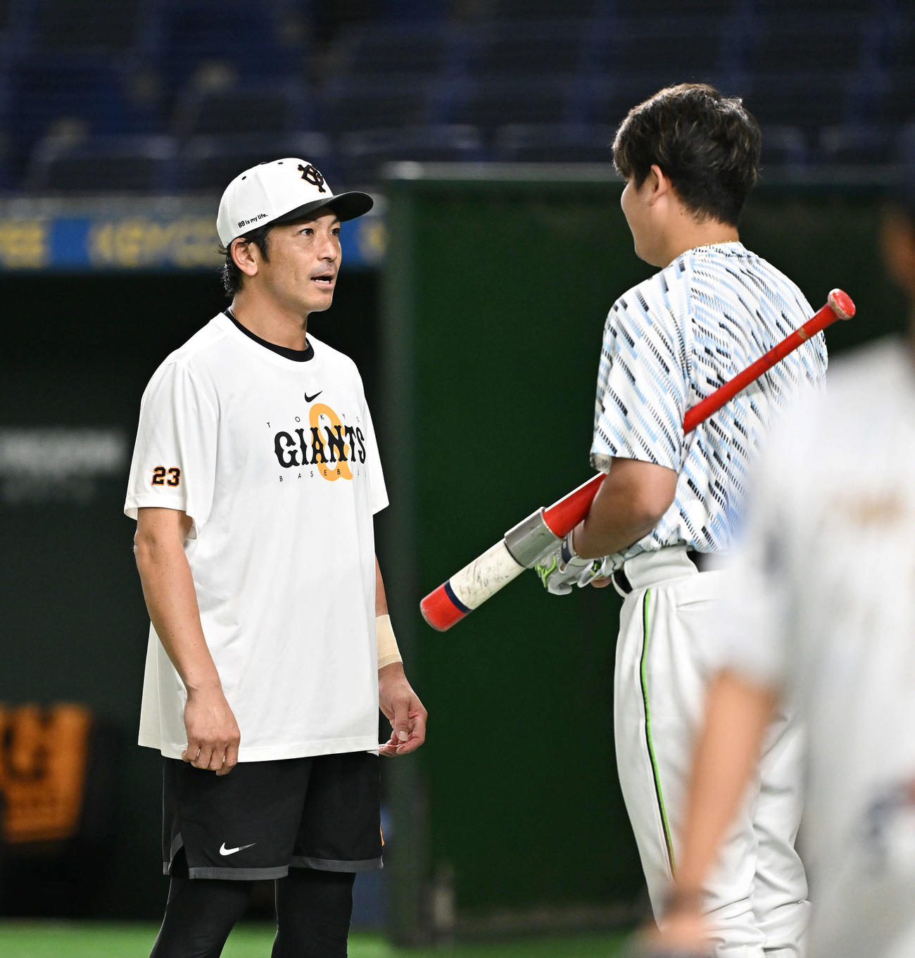 巨人対ヤクルト　試合前練習で巨人松田（左）はヤクルト村上と話す（撮影・滝沢徹郎）