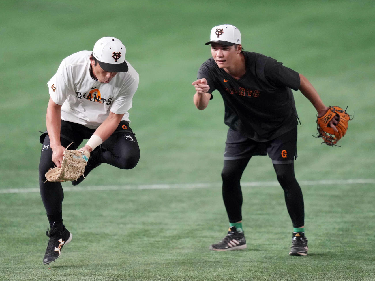 巨人対ヤクルト　試合前、坂本（右）といっしょに三塁のノックを受ける松田（撮影・狩俣裕三）