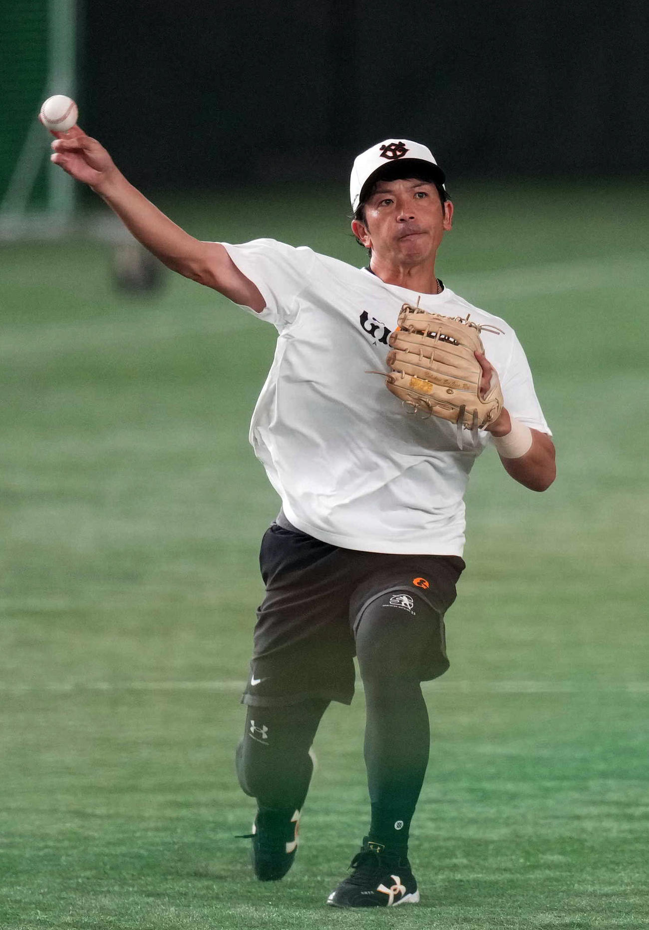 巨人対ヤクルト　試合前、ノックを受ける松田（撮影・狩俣裕三）