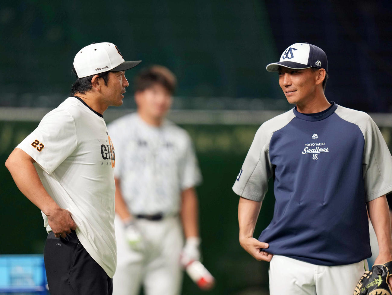 巨人対ヤクルト　試合前、嶋（右）と話をする松田（撮影・狩俣裕三）