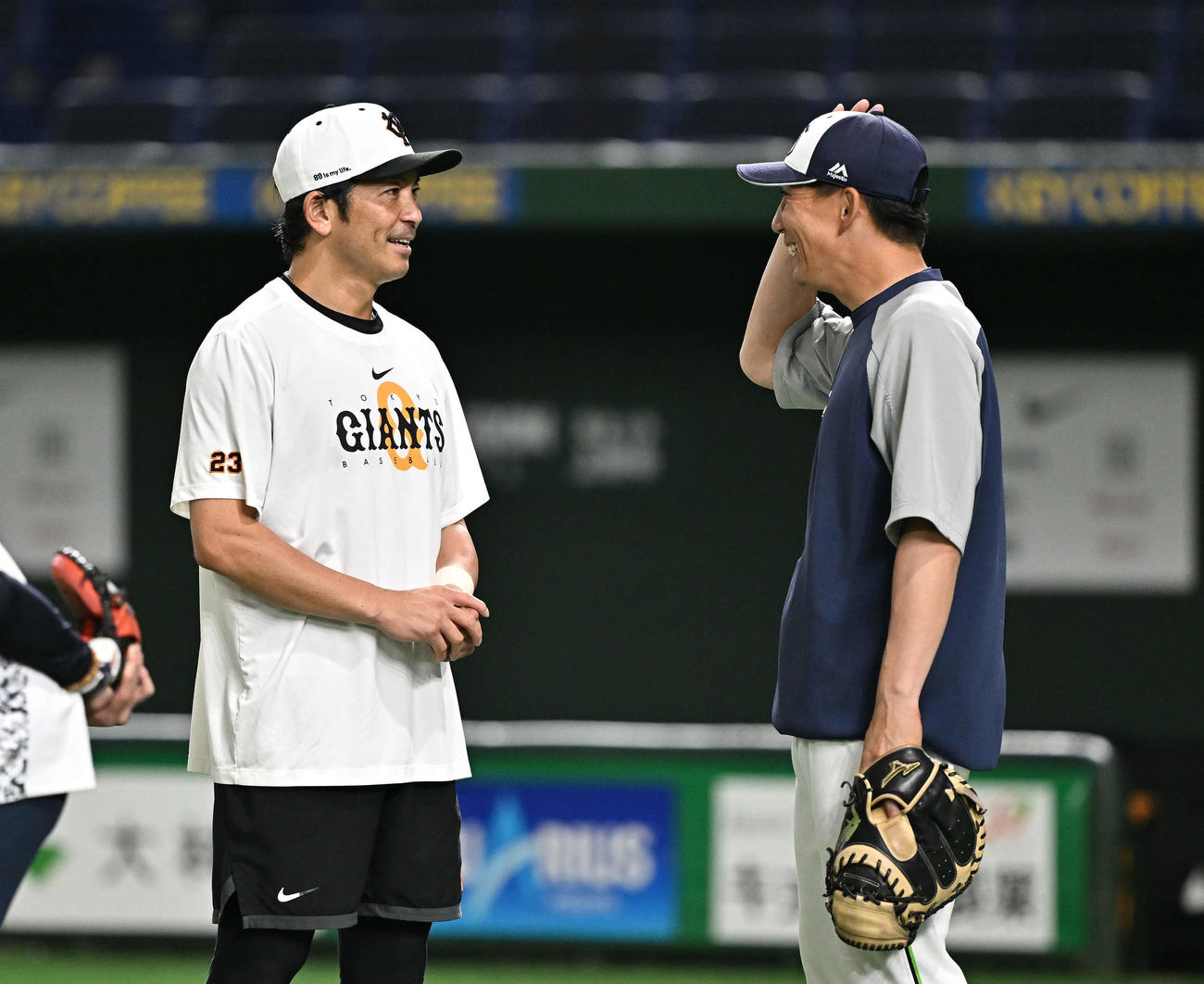 巨人対ヤクルト　試合前練習で巨人松田（左）はヤクルト嶋コーチと話す（撮影・滝沢徹郎）