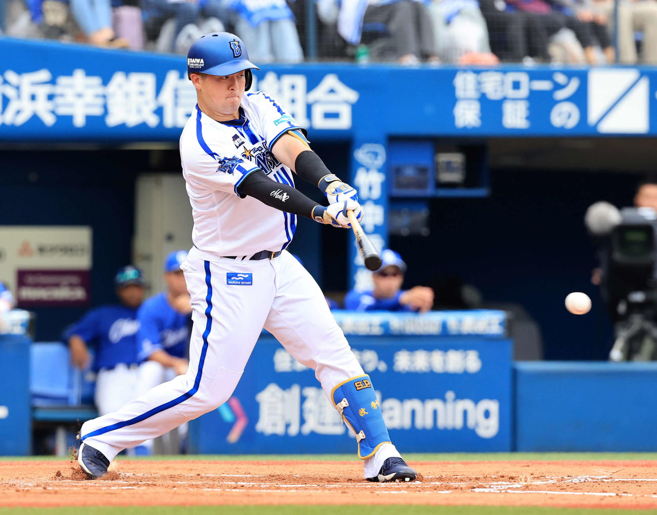 DeNA対中日　1回裏DeNA1死一塁、牧は中前打を放つ（撮影・浅見桂子）