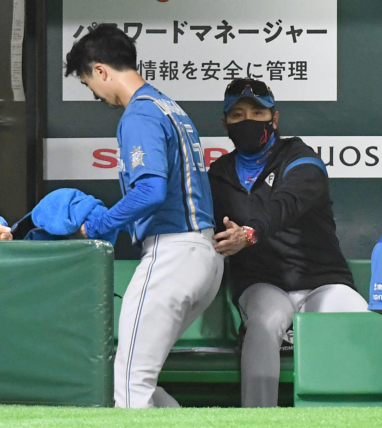 ソフトバンク対日本ハム　6回裏を終え、ベンチ裏へ引き揚げる上沢（左）をねぎらう新庄監督（撮影・岩下翔太）