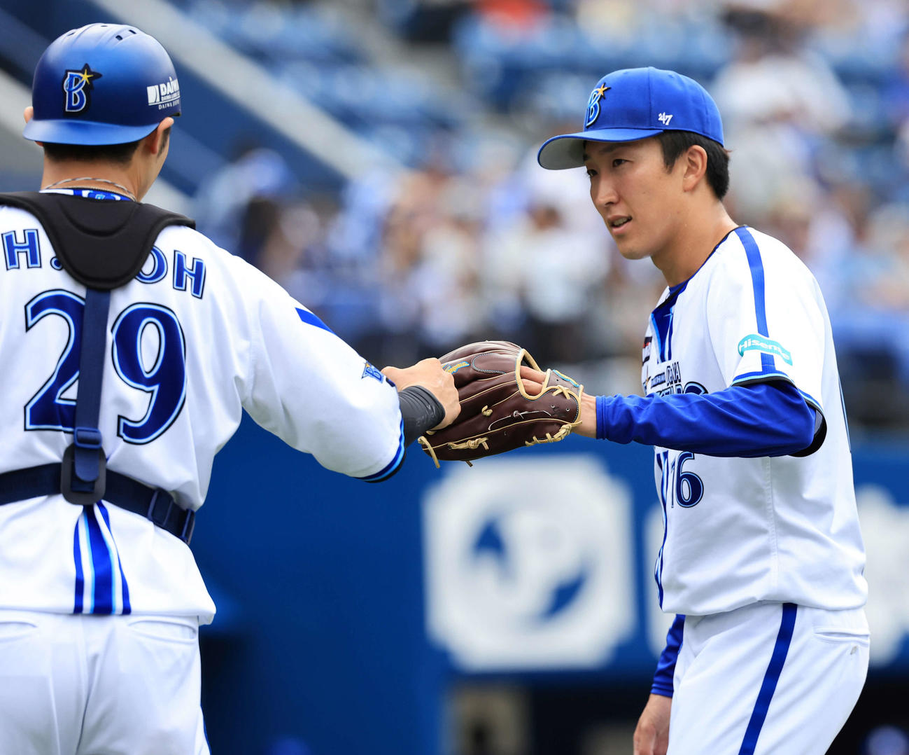 DeNA対中日　1回表中日の攻撃を抑えた大貫（右）は伊藤とグラブタッチ（撮影・浅見桂子）