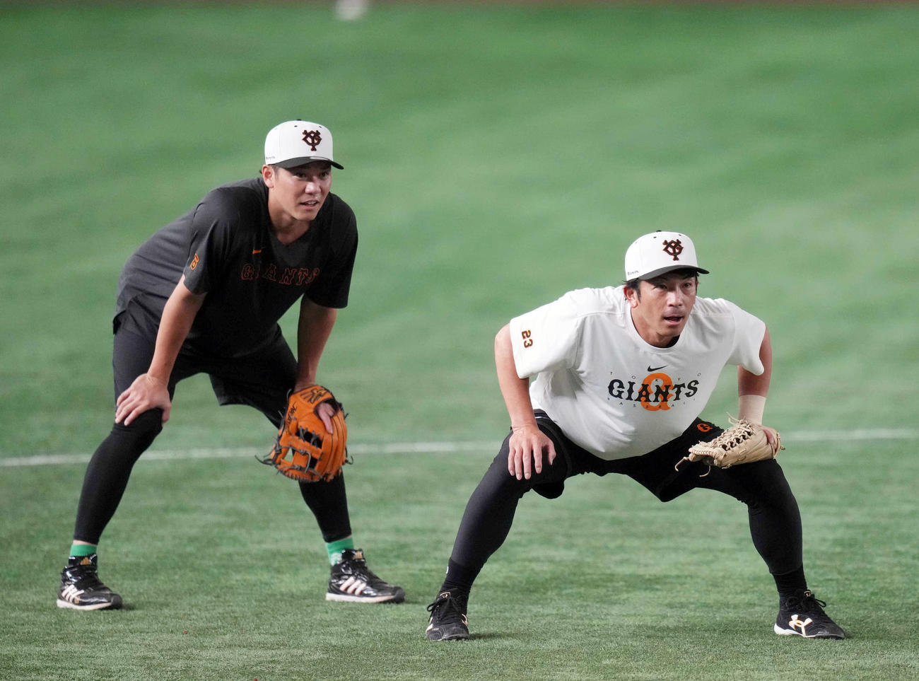 巨人対ヤクルト　試合前、坂本（左）といっしょに三塁のノックを受ける松田（撮影・狩俣裕三）