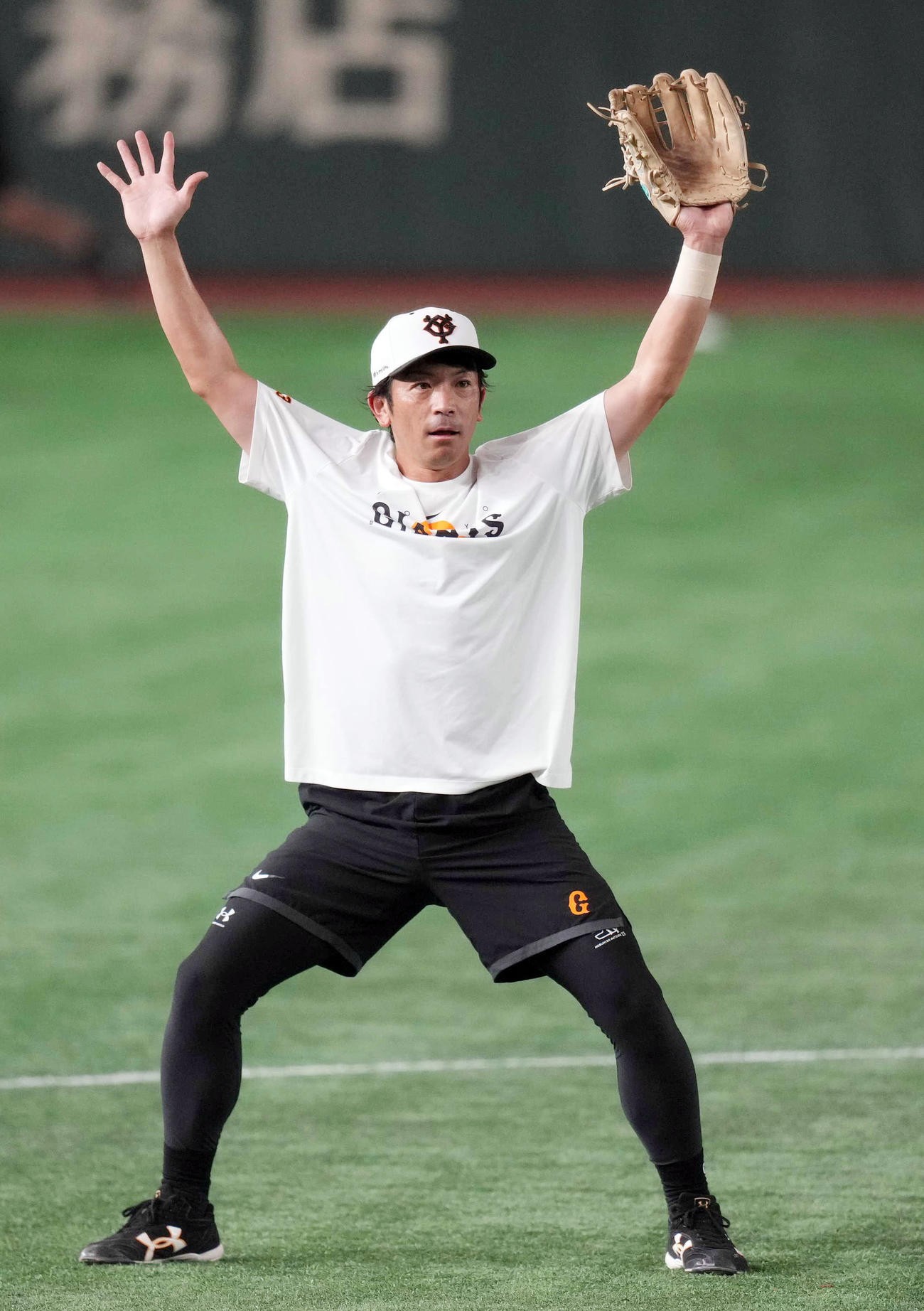 巨人対ヤクルト　試合前、ノックを受ける松田（撮影・狩俣裕三）