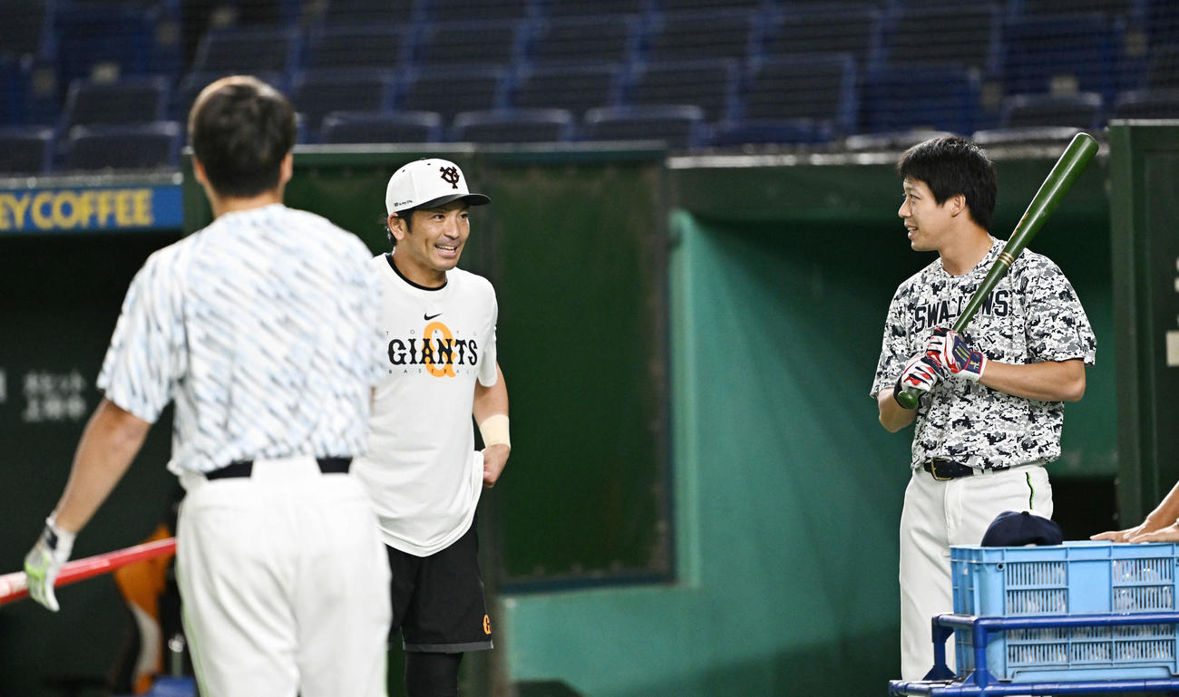 巨人対ヤクルト　試合前練習で巨人松田（中央）はヤクルト山田（右）と話す（撮影・滝沢徹郎）