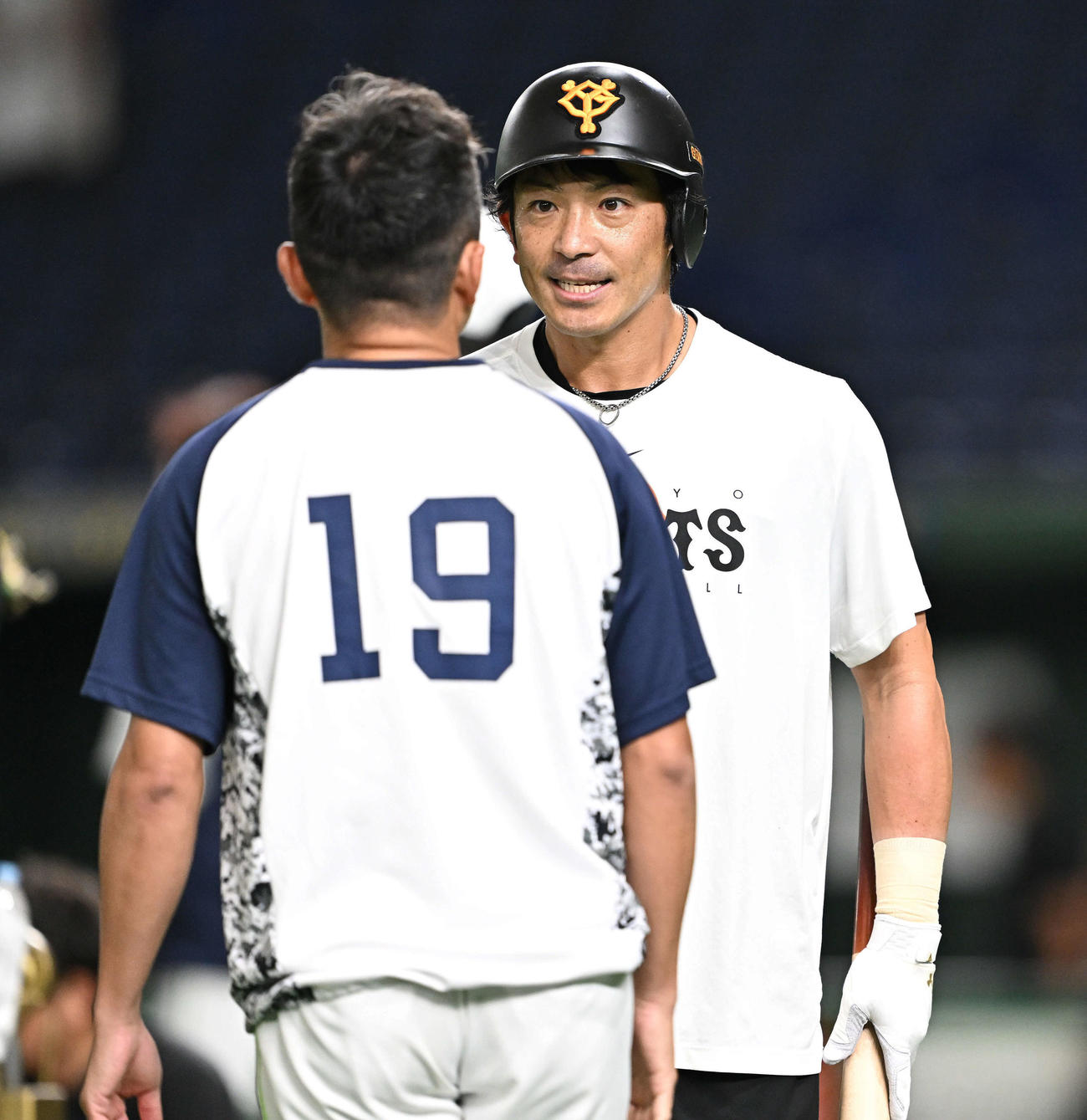 巨人対ヤクルト　試合前練習で巨人松田（後方）はヤクルト石川と話す（撮影・滝沢徹郎）