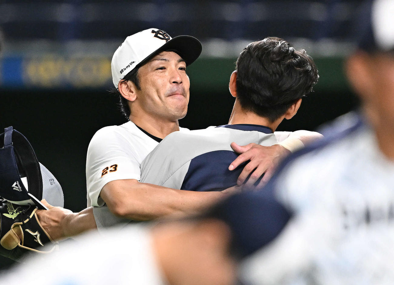 巨人対ヤクルト　試合前練習で巨人松田（左）はヤクルト嶋コーチと抱き合う（撮影・滝沢徹郎）