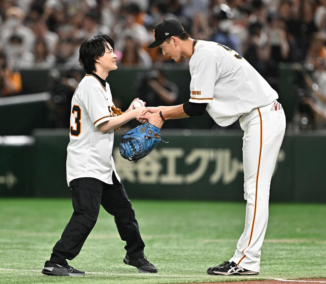 巨人対ヤクルト　始球式を終えた神木隆之介（左）は巨人秋広と握手を交わす（撮影・滝沢徹郎）