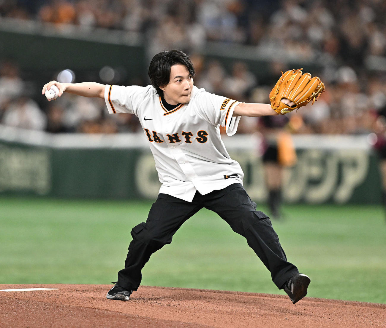 巨人対ヤクルト　始球式で投球する神木隆之介（撮影・滝沢徹郎）