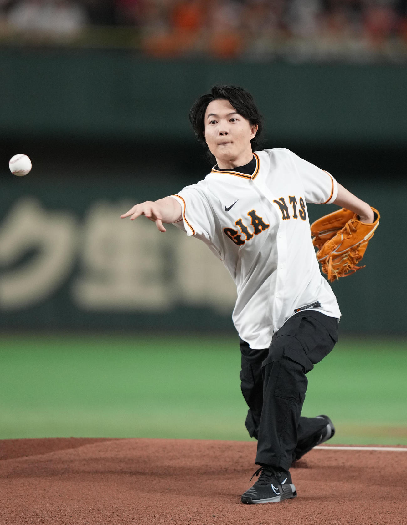 巨人対ヤクルト　始球式を務める神木隆之介（撮影・狩俣裕三）