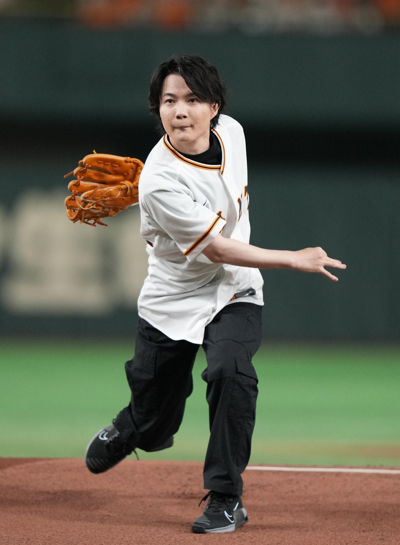 巨人対ヤクルト　始球式を務める神木隆之介（撮影・狩俣裕三）