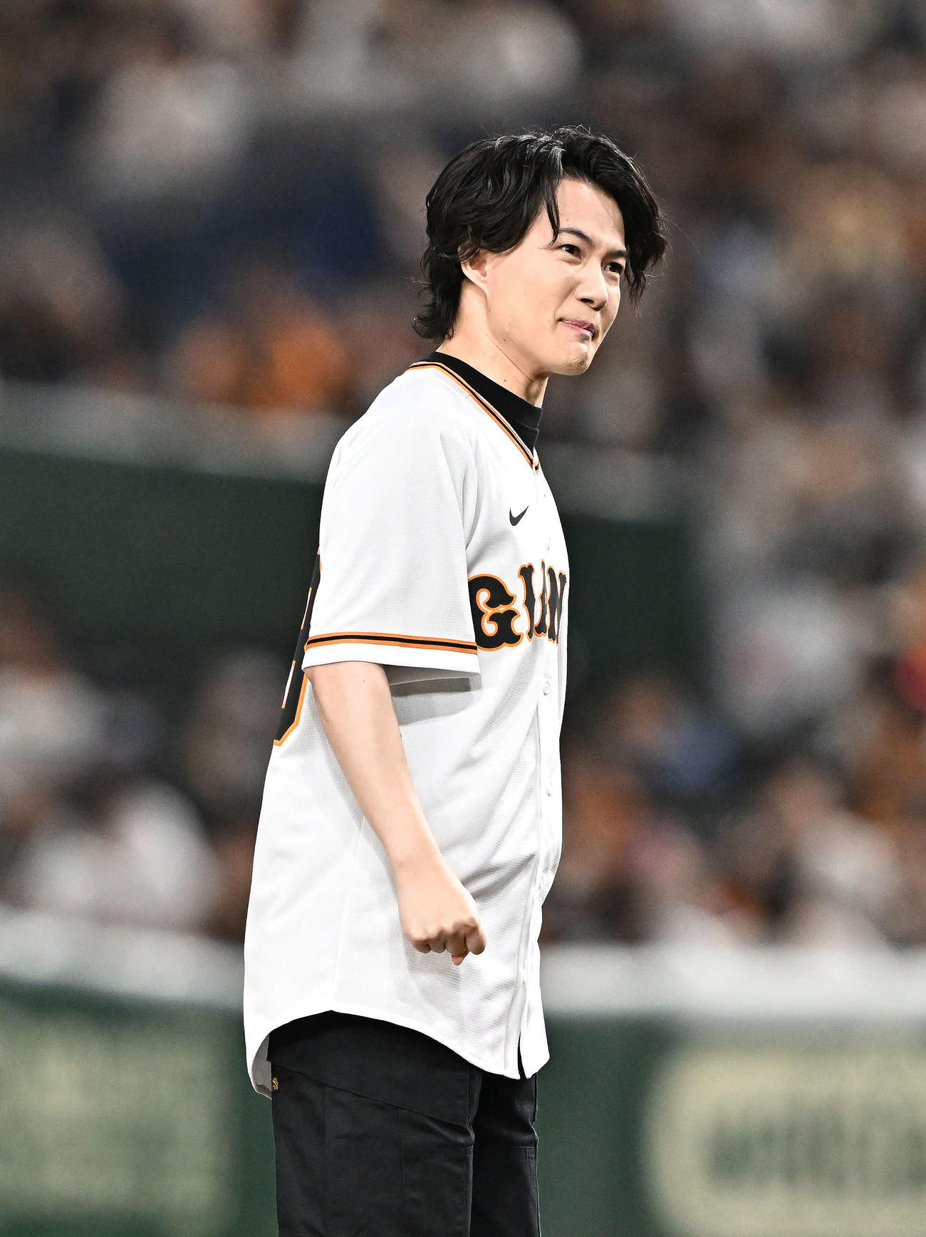 巨人対ヤクルト　始球式に臨む神木隆之介（撮影・滝沢徹郎）