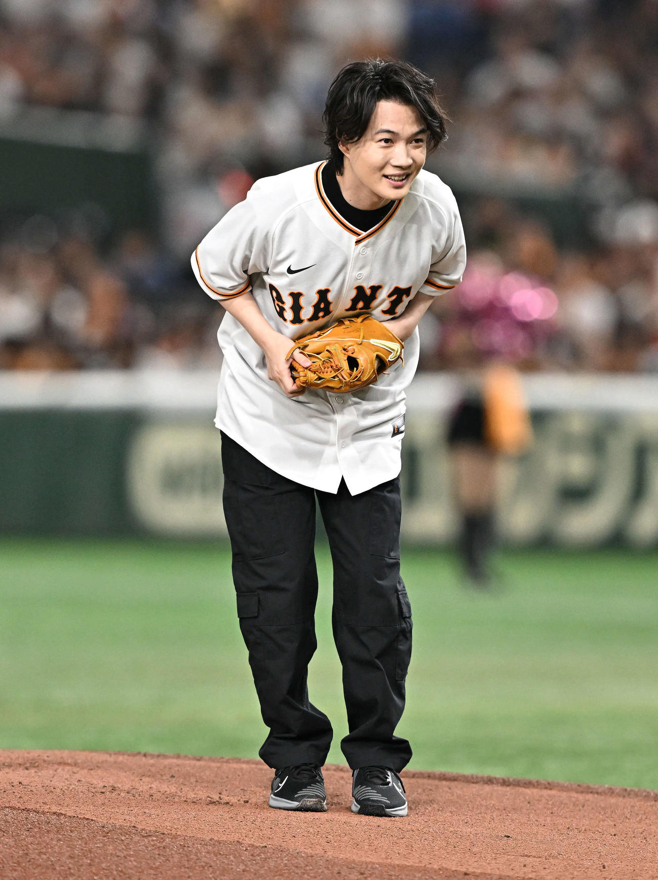 巨人対ヤクルト　始球式を終え一礼する神木隆之介（撮影・滝沢徹郎）