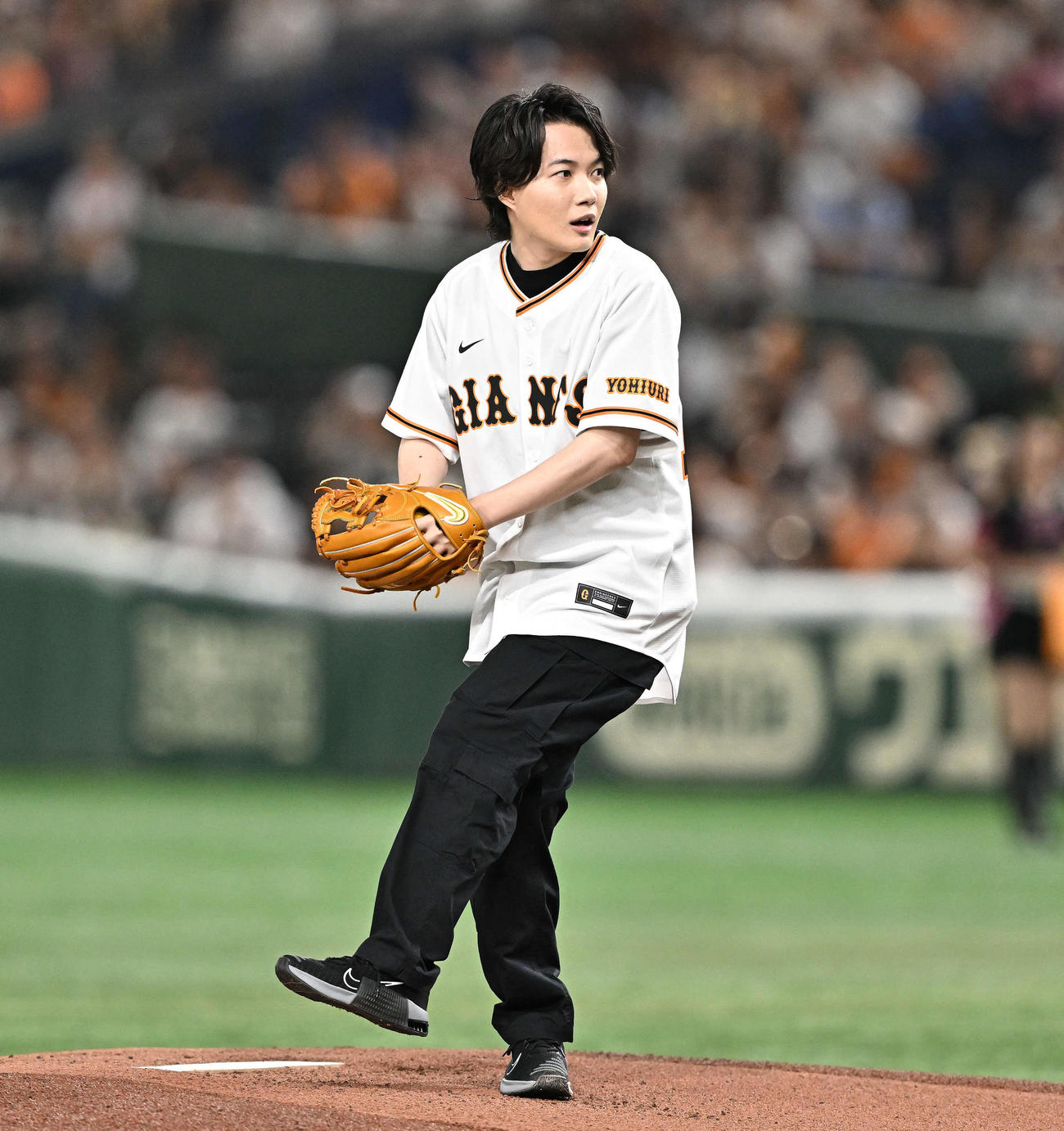 巨人対ヤクルト　始球式で投球する神木隆之介（撮影・滝沢徹郎）