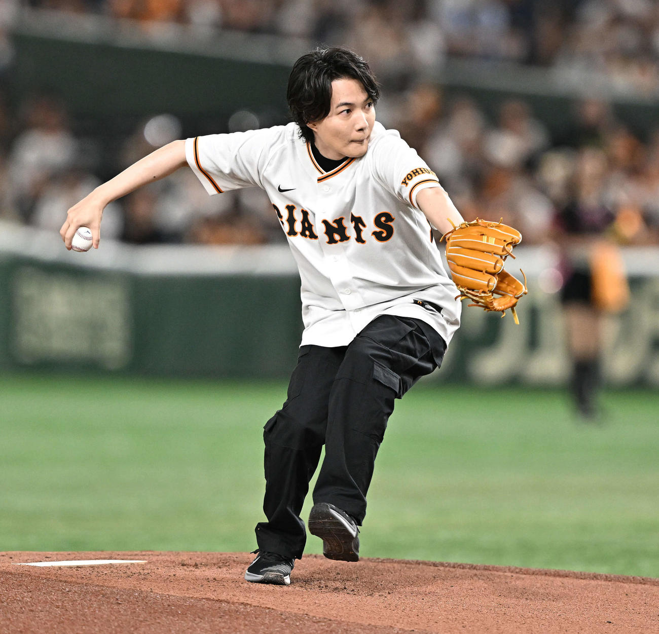 巨人対ヤクルト　始球式で投球する神木隆之介（撮影・滝沢徹郎）