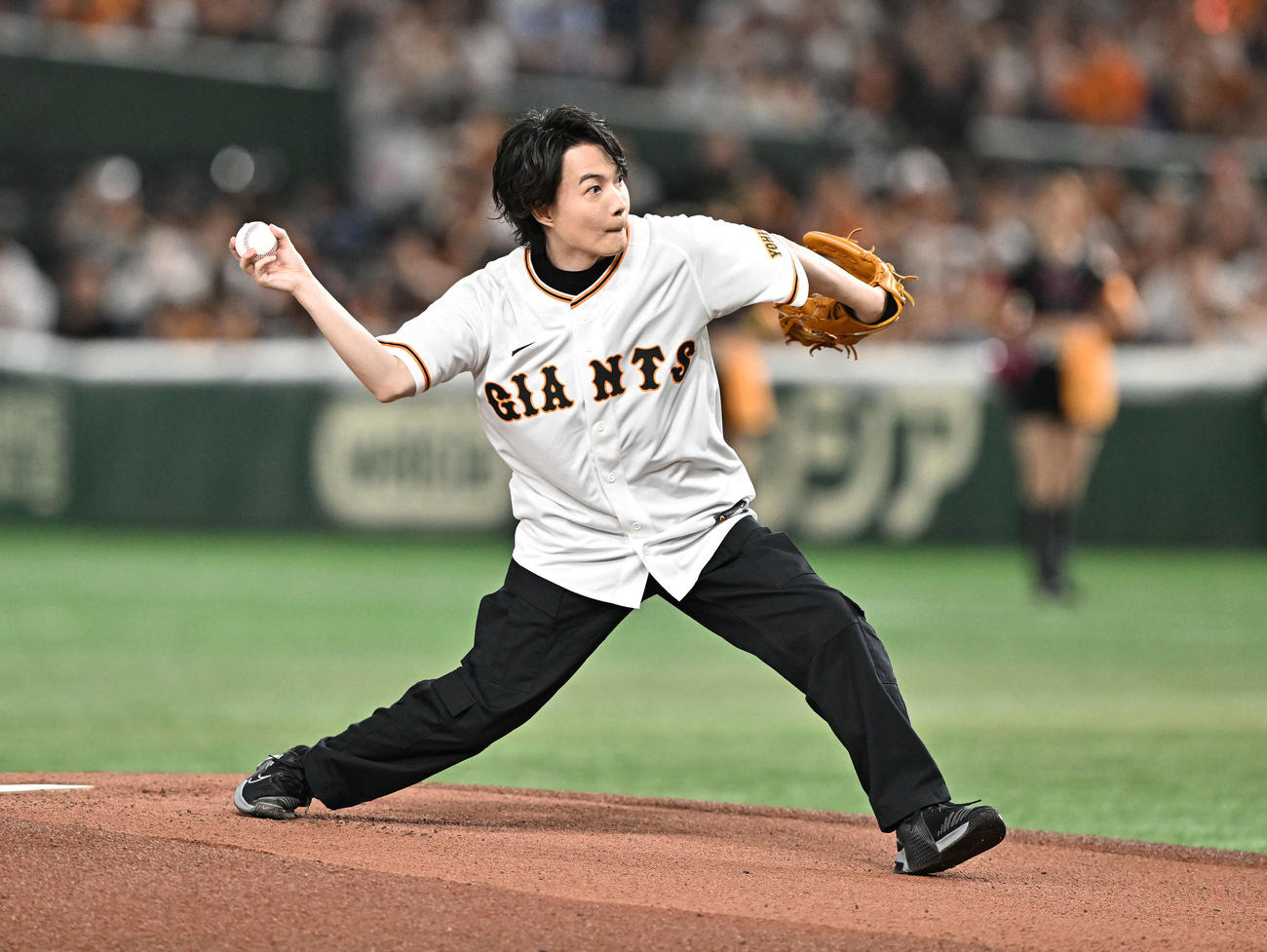 巨人対ヤクルト　始球式で投球する神木隆之介（撮影・滝沢徹郎）