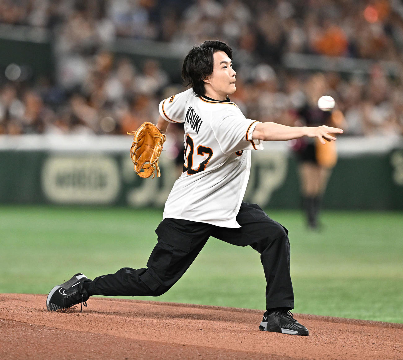 巨人対ヤクルト　始球式で投球する神木隆之介（撮影・滝沢徹郎）