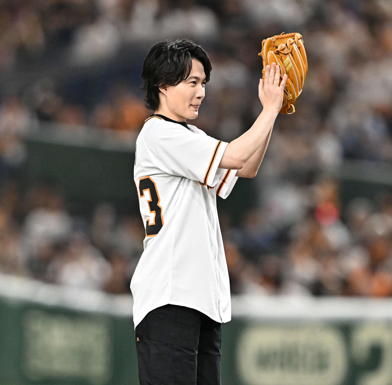 巨人対ヤクルト　始球式に臨む神木隆之介（撮影・滝沢徹郎）