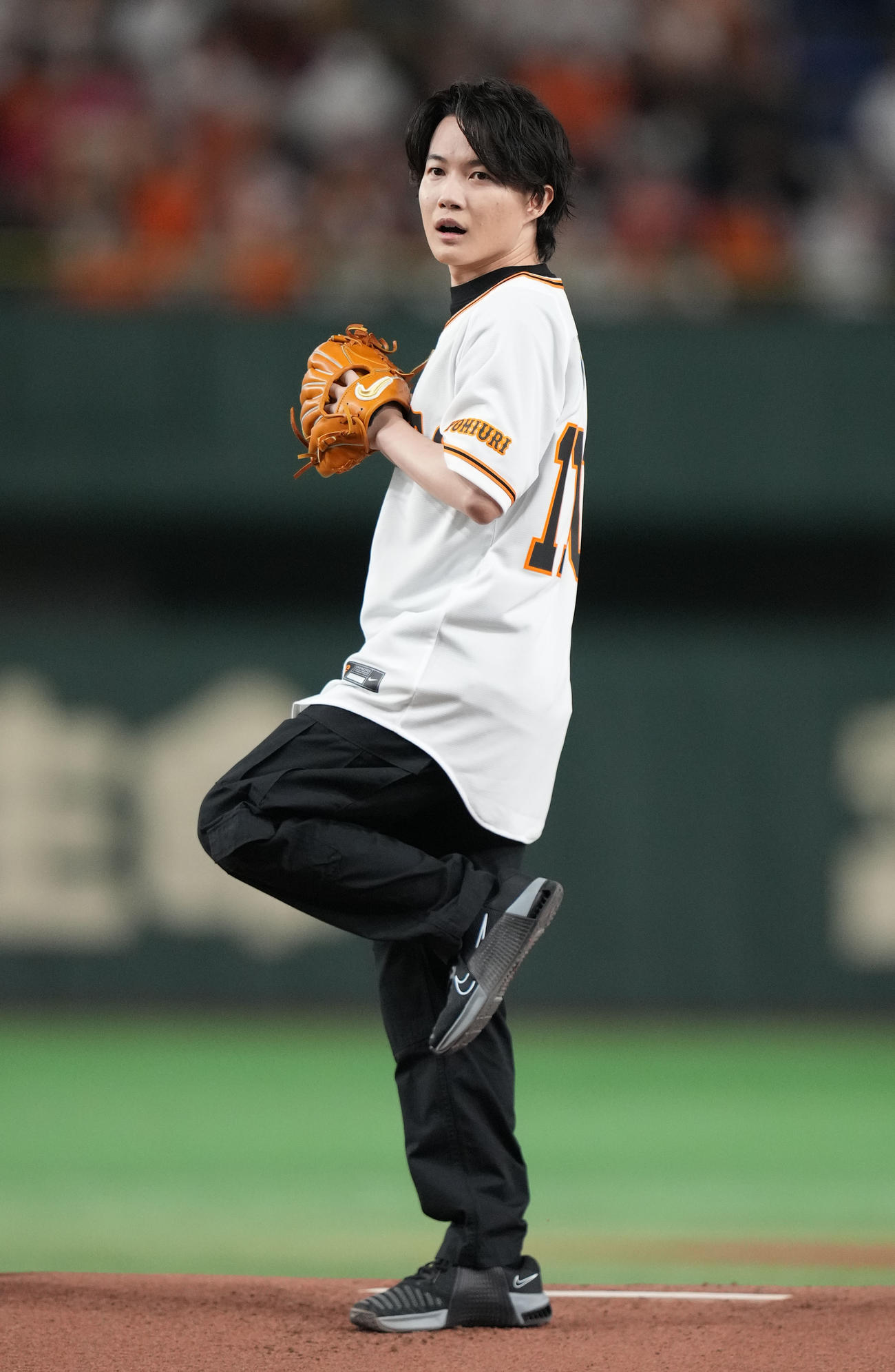 巨人対ヤクルト　始球式を務める神木隆之介（撮影・狩俣裕三）