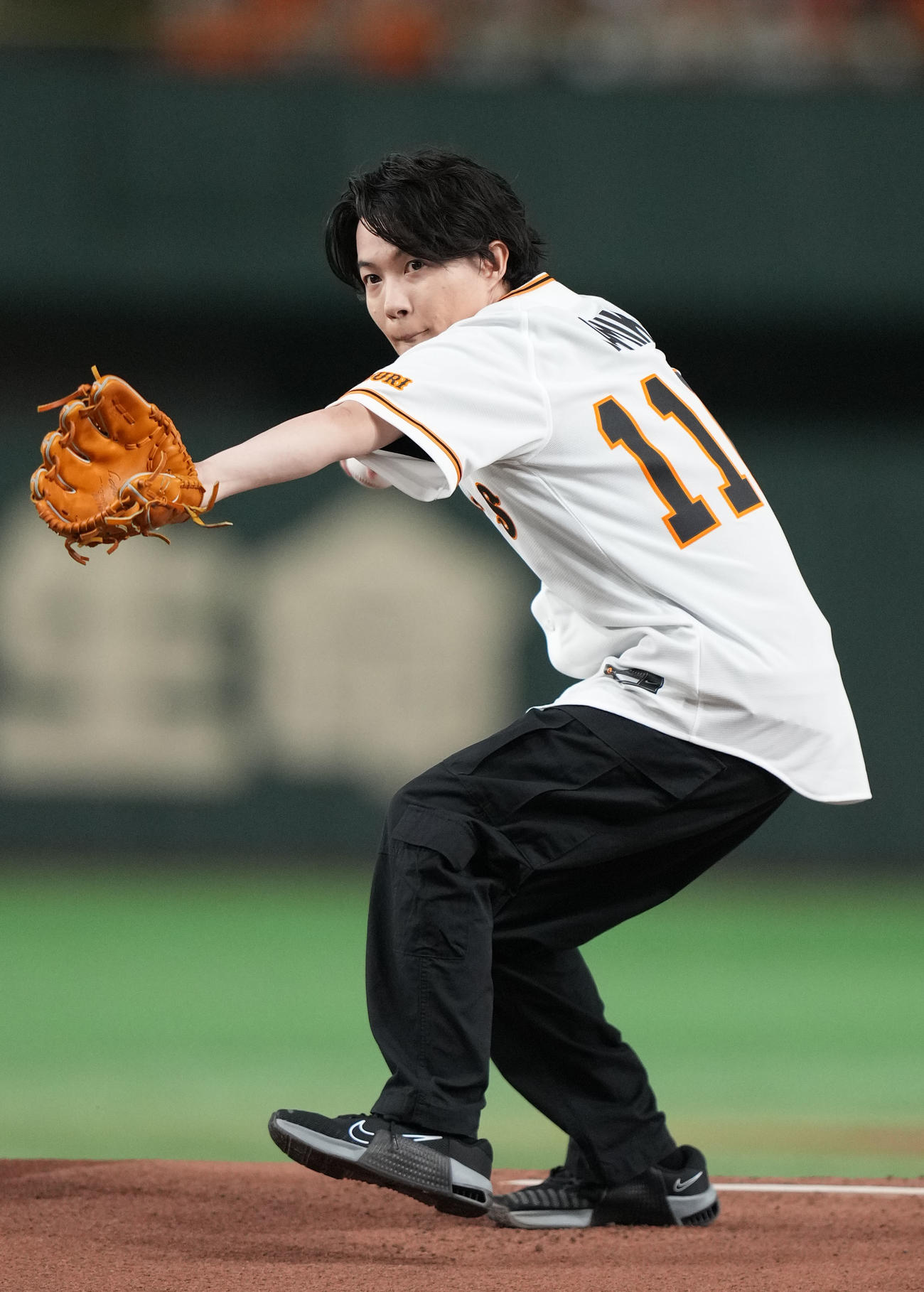 巨人対ヤクルト　始球式を務める神木隆之介（撮影・狩俣裕三）