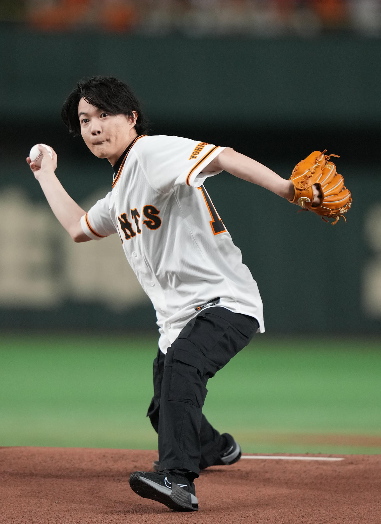 巨人対ヤクルト　始球式を務める神木隆之介（撮影・狩俣裕三）