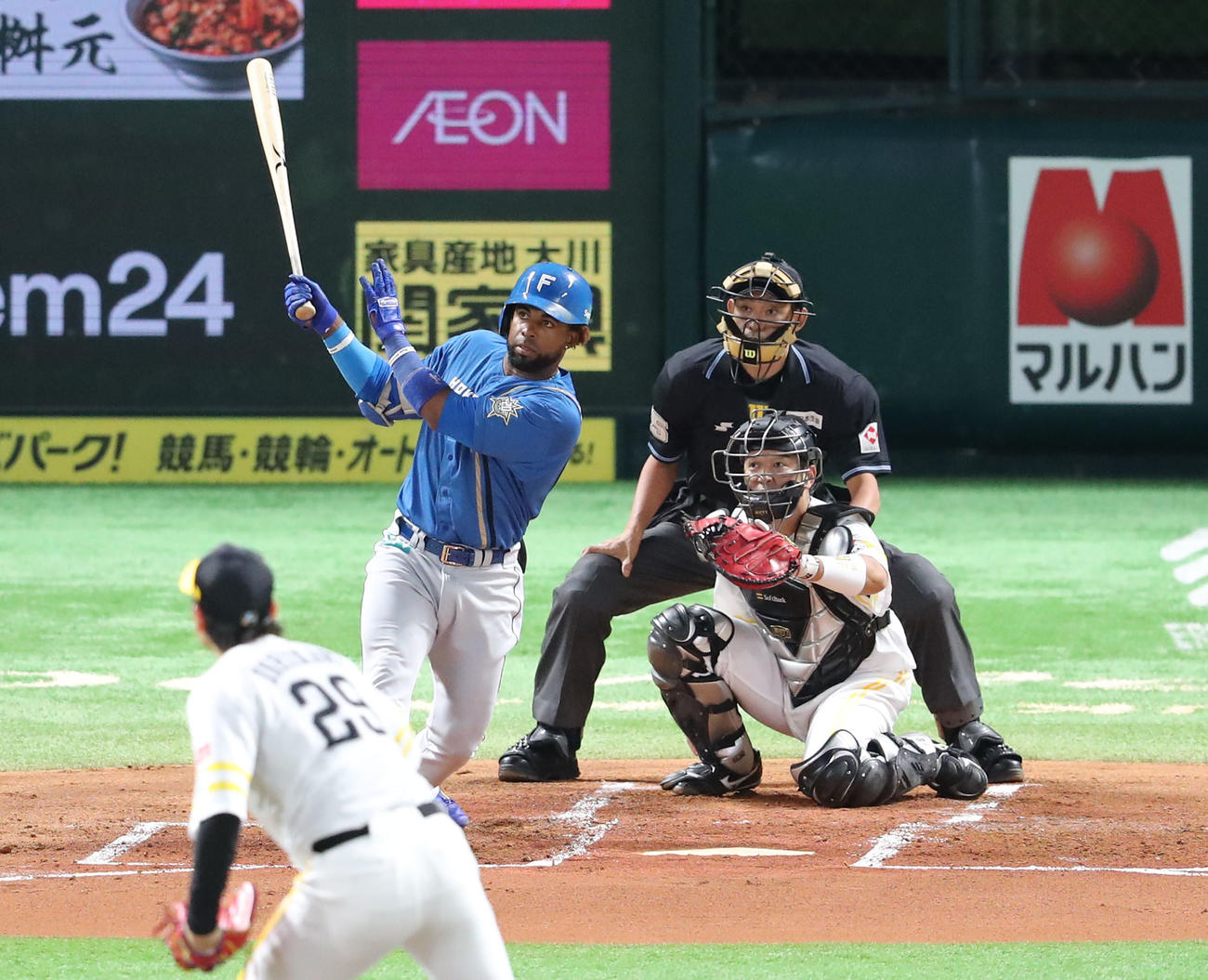 ソフトバンク対日本ハム　2回表日本ハム無死、アルカンタラは右越え先制本塁打を放つ（撮影・梅根麻紀）