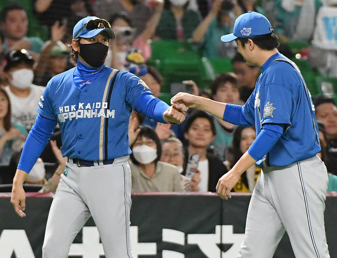 ソフトバンク対日本ハム　ソフトバンクに勝利し、田中正（右）とグータッチを交わす新庄監督（撮影・岩下翔太）
