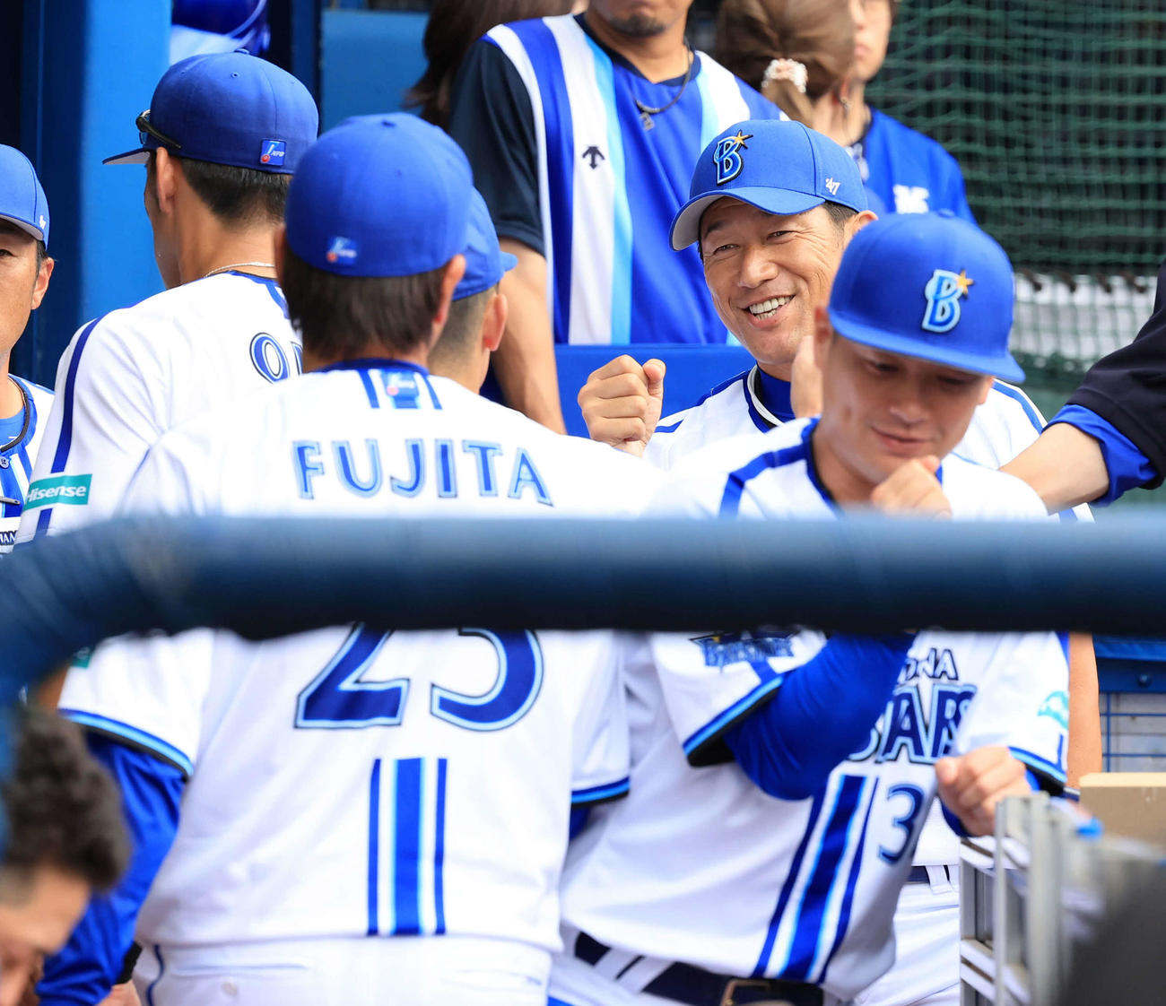 DeNA対中日　試合開始前、笑顔のグータッチでナインと気合を入れるDeNA三浦監督（右奥）（撮影・浅見桂子）
