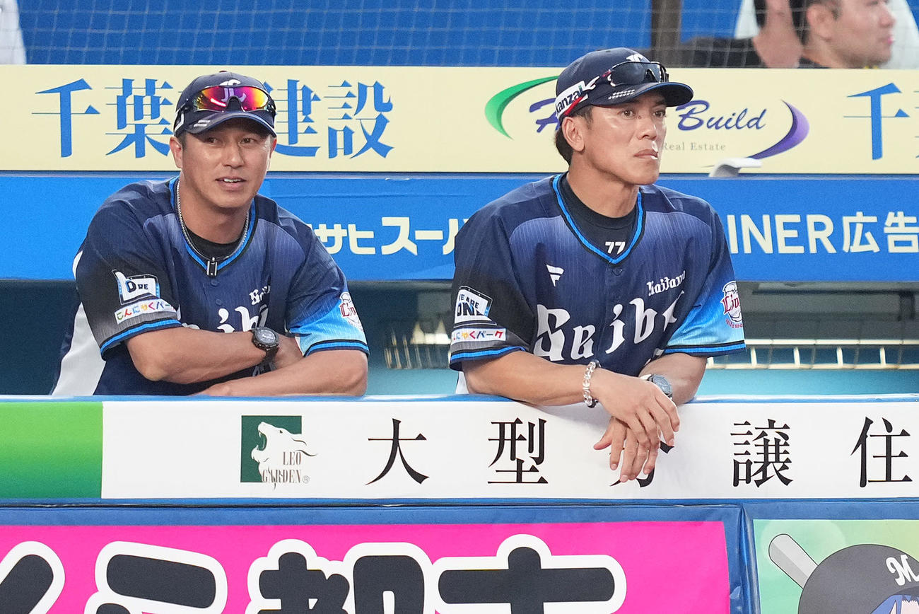 ロッテ対西武　ベンチで浮かない表情の西武松井監督（右）（撮影・鈴木みどり）