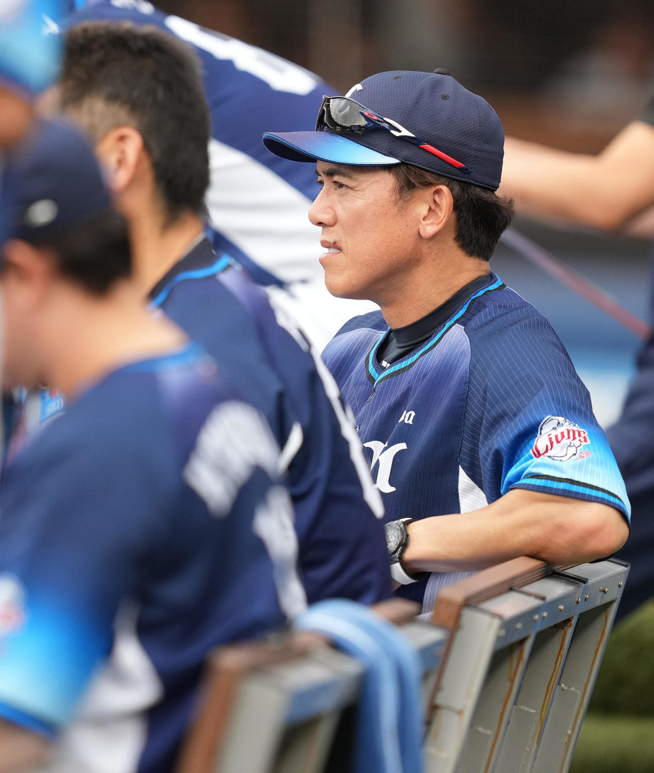 ロッテ対西武　ベンチから試合を見る西武松井監督（撮影・鈴木みどり）