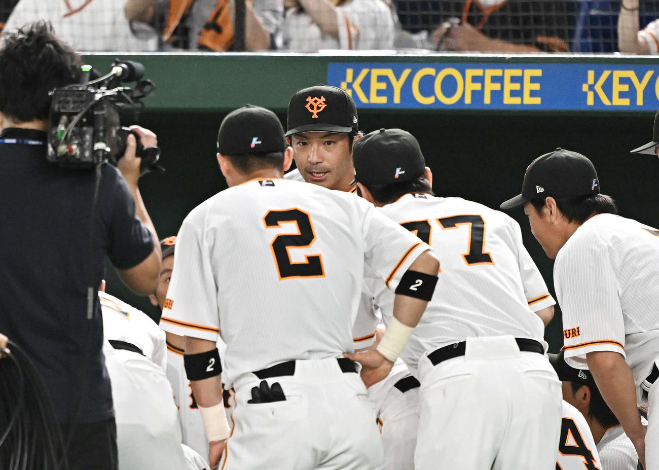 巨人対ヤクルト　試合前に円陣の中央で声だしをする巨人松田（撮影・滝沢徹郎）